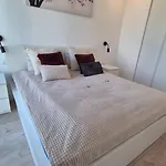 Towarowa 39 New York Apartment, Free Parking, Air-conditioning, Self Check-in 24h アパート ポズナン