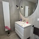 Towarowa 39 New York Apartment, Free Parking, Air-conditioning, Self Check-in 24h アパート *